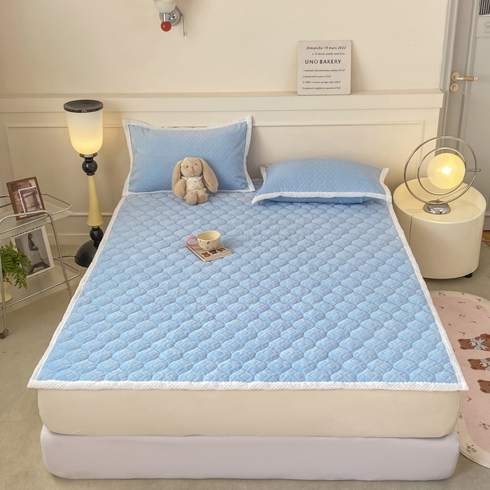 91家纺网 家纺一手货源 找家纺 正邦家纺 2025新款加厚全消光牛奶绒夹棉床褥高克重5D雕花牛奶绒单人床上下铺床护垫 月蓝