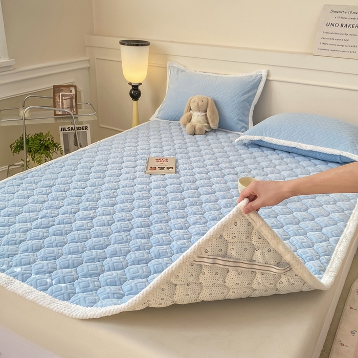 91家纺网 家纺一手货源 找家纺 正邦家纺 2025新款加厚全消光牛奶绒夹棉床褥高克重5D雕花牛奶绒单人床上下铺床护垫 月蓝