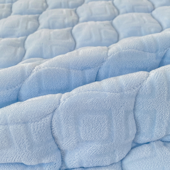 91家纺网 家纺一手货源 找家纺 正邦家纺 2025新款加厚全消光牛奶绒夹棉床褥高克重5D雕花牛奶绒单人床上下铺床护垫 月蓝