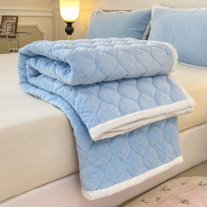 91家纺网 家纺一手货源 找家纺 正邦家纺 2025新款加厚全消光牛奶绒夹棉床褥高克重5D雕花牛奶绒单人床上下铺床护垫 月蓝