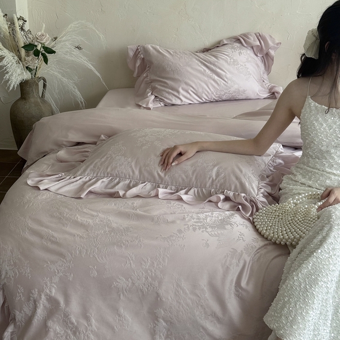 91家纺网 家纺一手货源 找家纺 MIU缪家居 2025新款100支全棉厚织提花四件套-花瓣雨-花园秘境 迷雾粉