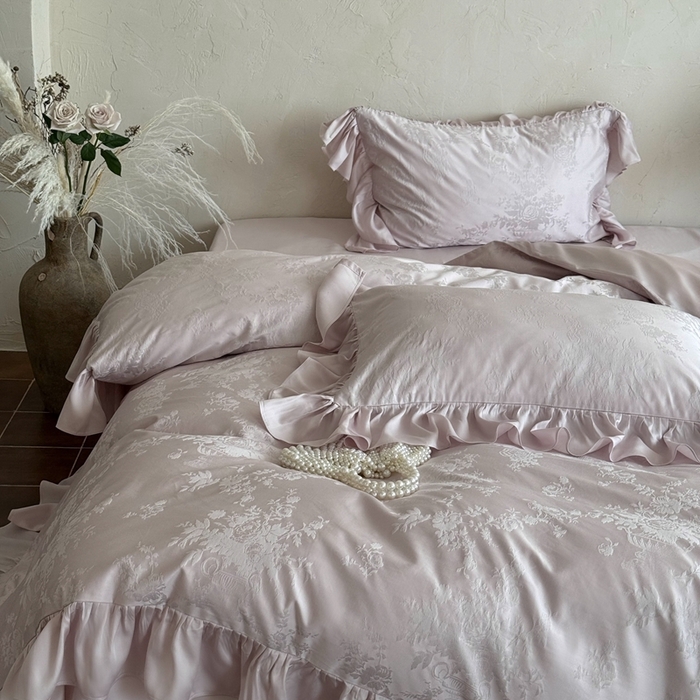 91家纺网 家纺一手货源 找家纺 MIU缪家居 2025新款100支全棉厚织提花四件套-花瓣雨-花园秘境 迷雾粉