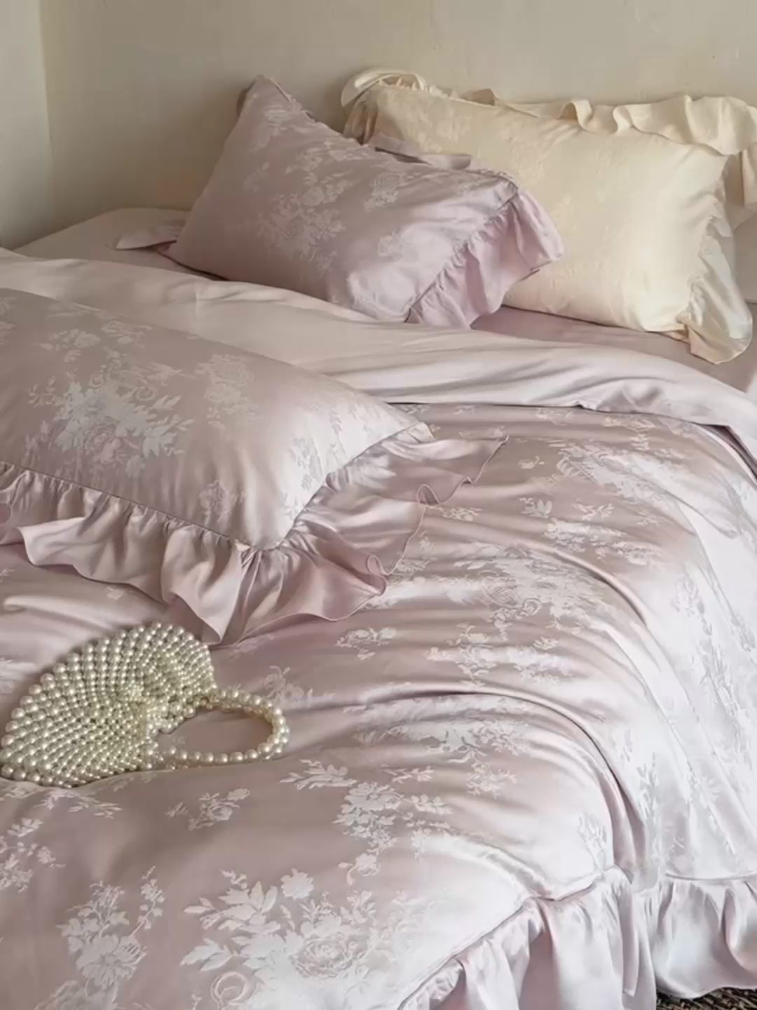 91家纺网 家纺一手货源 找家纺 MIU缪家居 2025新款100支全棉厚织提花四件套-花瓣雨-花园秘境 迷雾粉