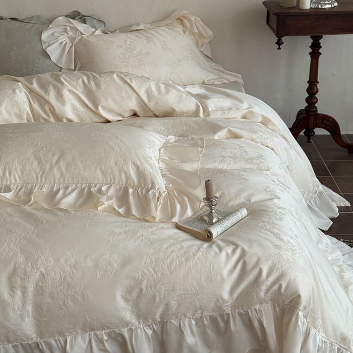 91家纺网 家纺一手货源 找家纺 MIU缪家居 2025新款100支全棉厚织提花四件套-花瓣雨-花园秘境 松云白