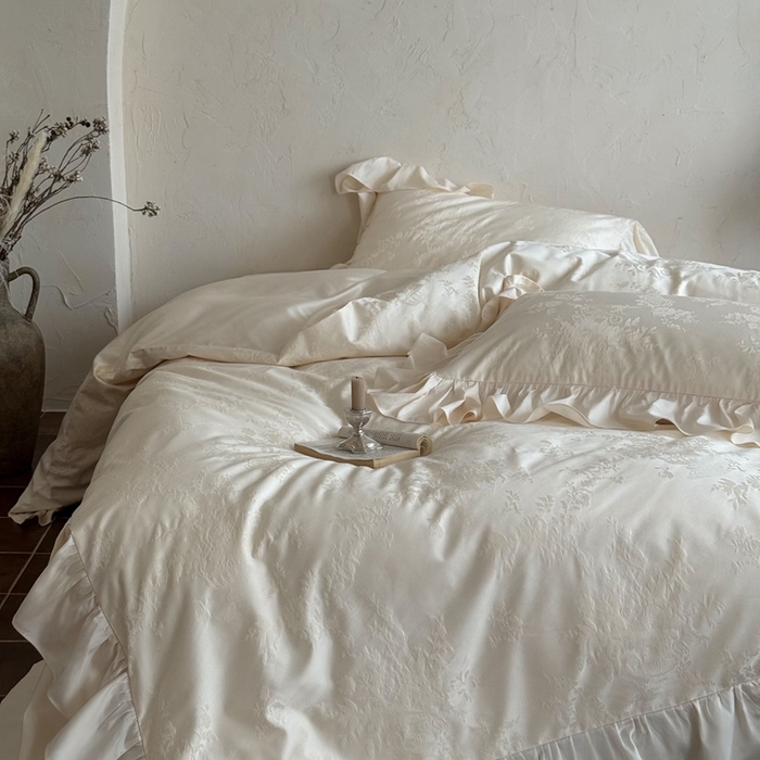 91家纺网 家纺一手货源 找家纺 MIU缪家居 2025新款100支全棉厚织提花四件套-花瓣雨-花园秘境 松云白