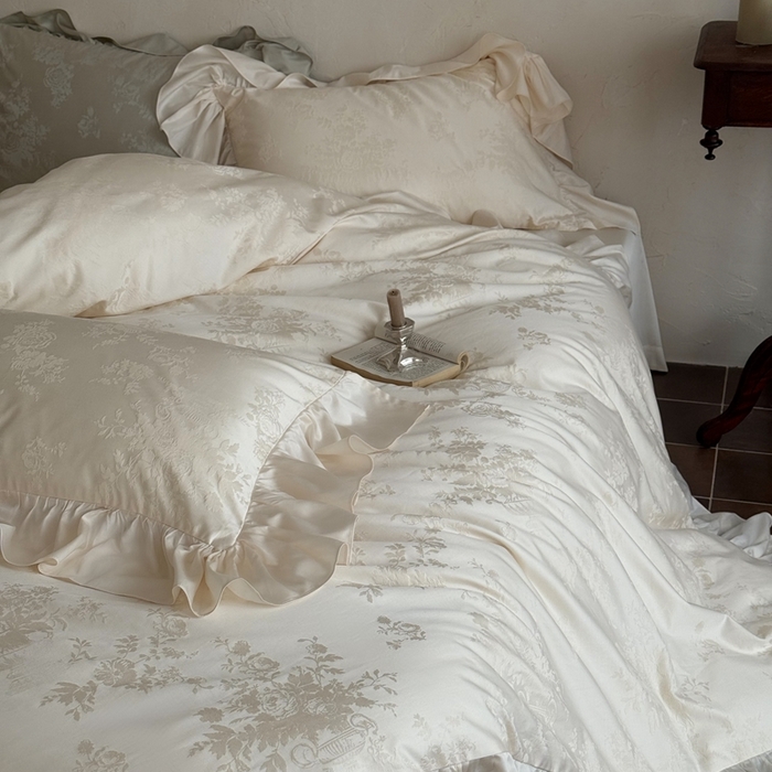 91家纺网 家纺一手货源 找家纺 MIU缪家居 2025新款100支全棉厚织提花四件套-花瓣雨-花园秘境 松云白