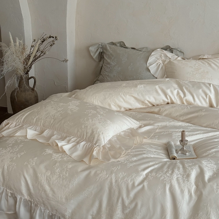 91家纺网 家纺一手货源 找家纺 MIU缪家居 2025新款100支全棉厚织提花四件套-花瓣雨-花园秘境 松云白