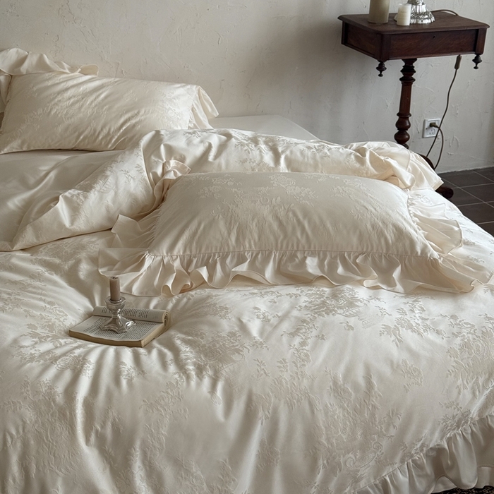 91家纺网 家纺一手货源 找家纺 MIU缪家居 2025新款100支全棉厚织提花四件套-花瓣雨-花园秘境 松云白