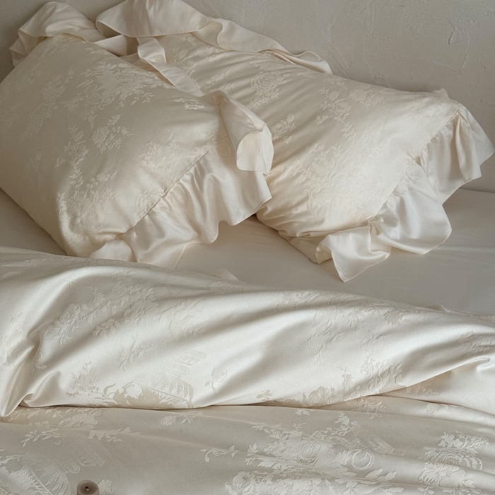 91家纺网 家纺一手货源 找家纺 MIU缪家居 2025新款100支全棉厚织提花四件套-花瓣雨-花园秘境 松云白