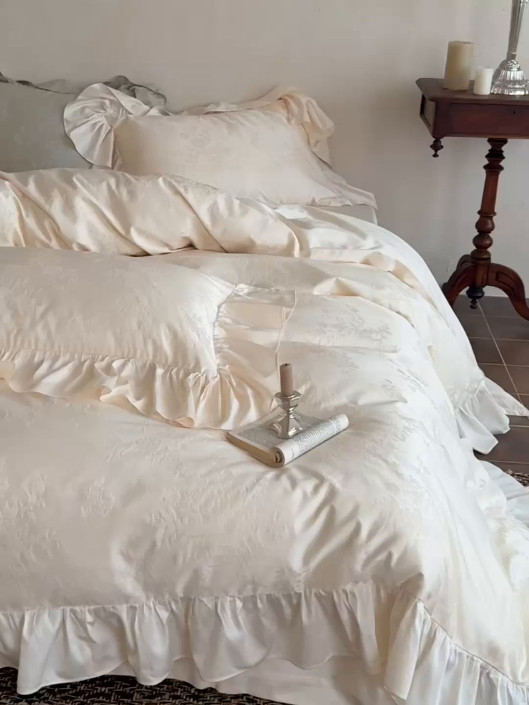 91家纺网 家纺一手货源 找家纺 MIU缪家居 2025新款100支全棉厚织提花四件套-花瓣雨-花园秘境 松云白