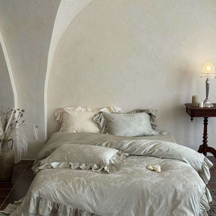 91家纺网 家纺一手货源 找家纺 MIU缪家居 2025新款100支全棉厚织提花四件套-花瓣雨-花园秘境 仙踪绿