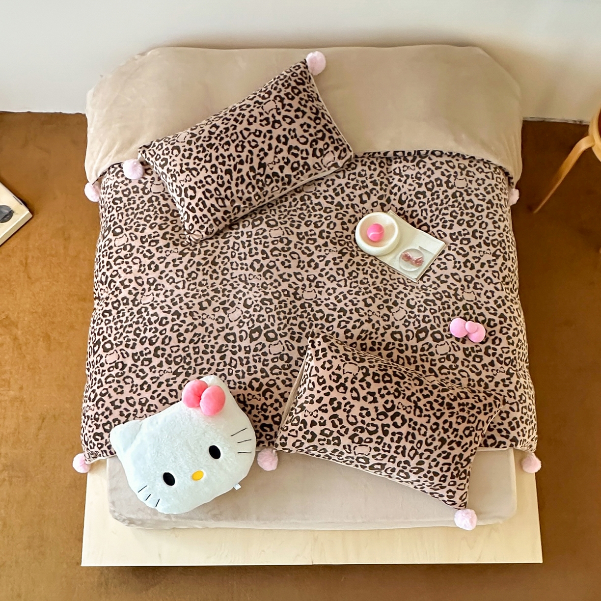 91家纺网 家纺一手货源 找家纺 桃子家居 2025新款A类ins豹纹立体蝴蝶结毛球工艺少女加厚牛奶绒四件套 绒毛球-豹纹蝴蝶结咖