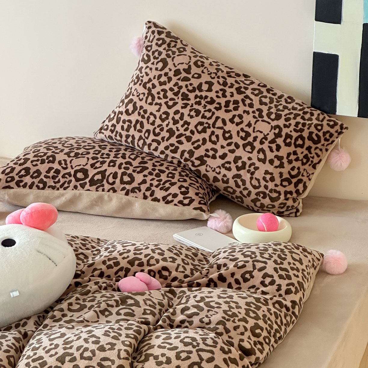 91家纺网 家纺一手货源 找家纺 桃子家居 2025新款A类ins豹纹立体蝴蝶结毛球工艺少女加厚牛奶绒四件套 绒毛球-豹纹蝴蝶结咖