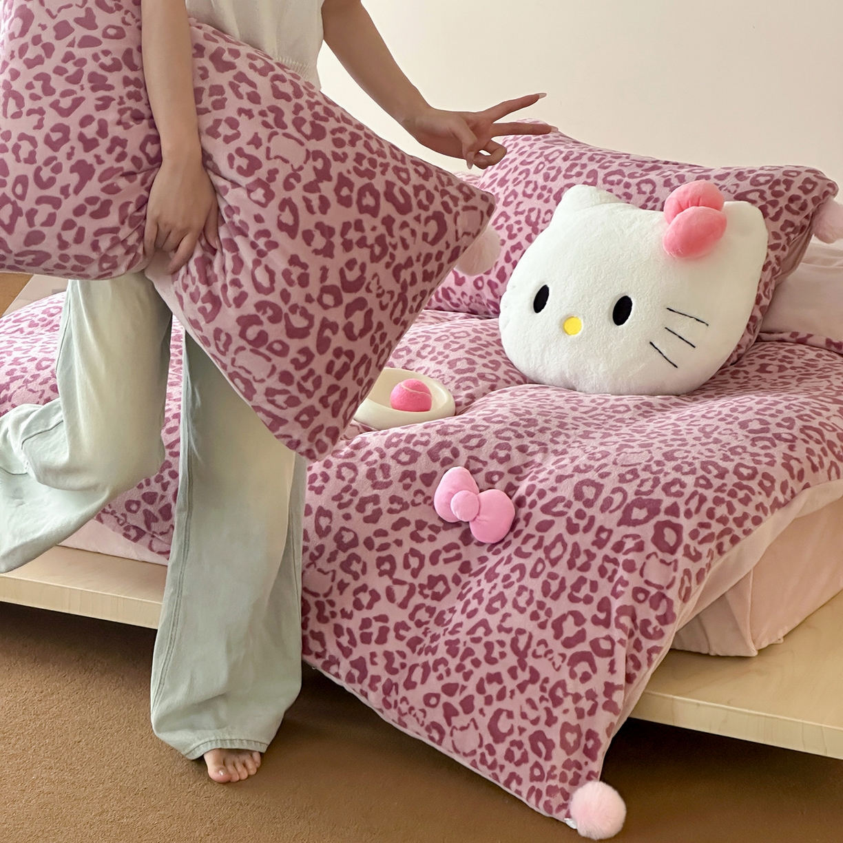 91家纺网 家纺一手货源 找家纺 桃子家居 2025新款A类ins豹纹立体蝴蝶结毛球工艺少女加厚牛奶绒四件套 绒毛球-豹纹蝴蝶结粉