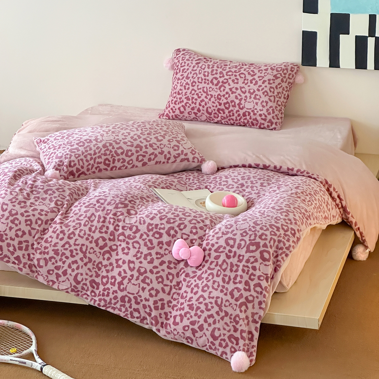 91家纺网 家纺一手货源 找家纺 （总）桃子家居 2025新款A类ins豹纹立体蝴蝶结毛球工艺少女加厚牛奶绒四件套