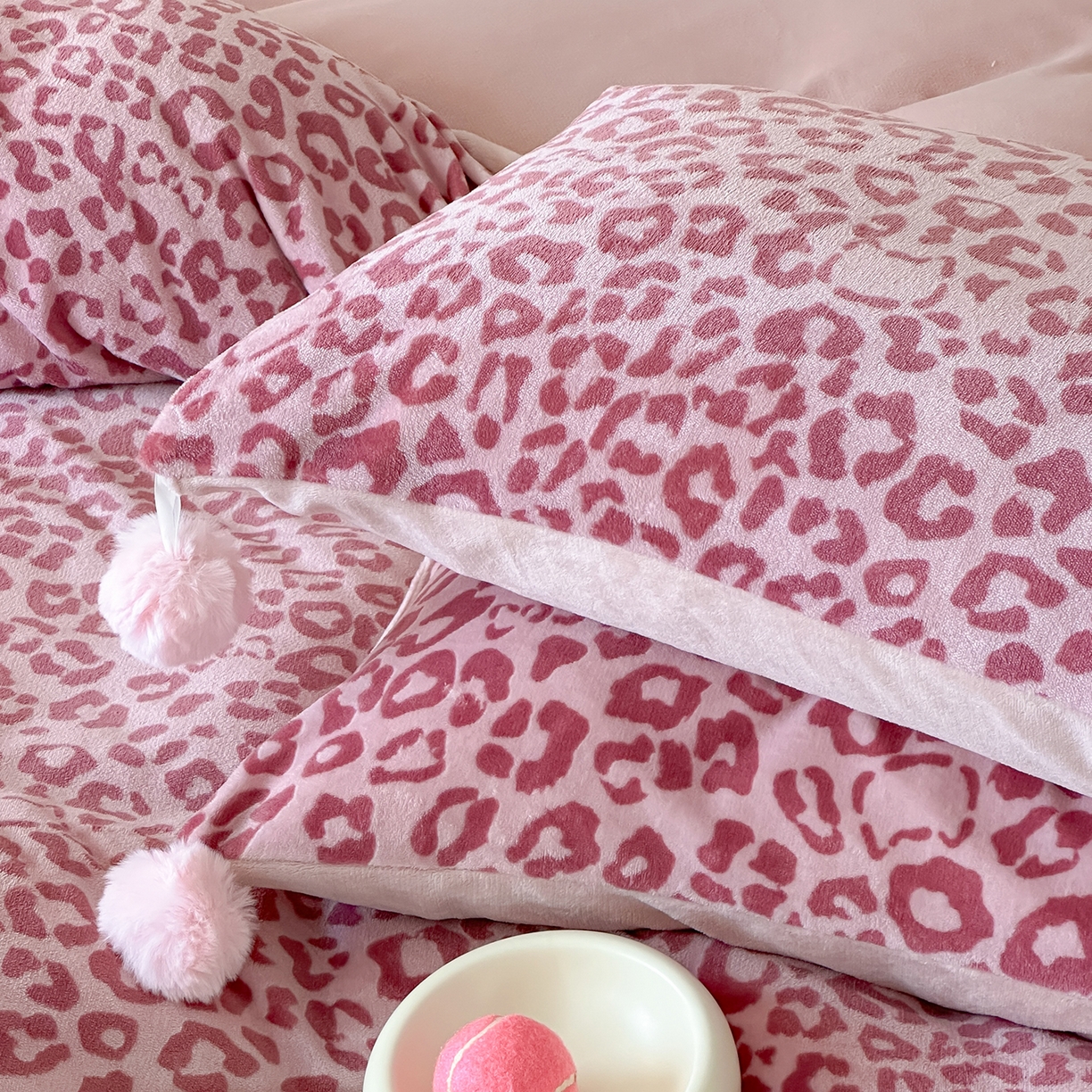 91家纺网 家纺一手货源 找家纺 （总）桃子家居 2025新款A类ins豹纹立体蝴蝶结毛球工艺少女加厚牛奶绒四件套