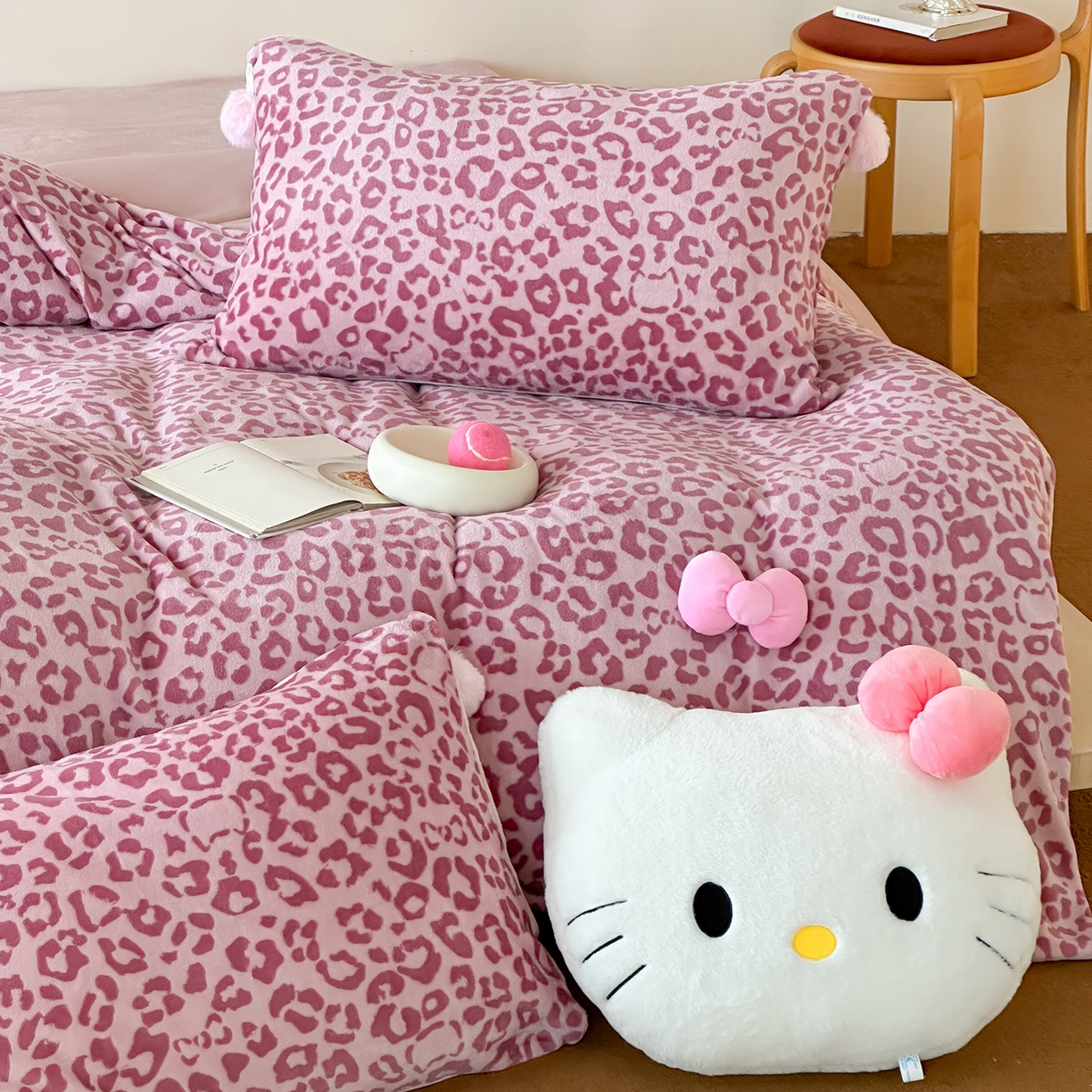 91家纺网 家纺一手货源 找家纺 （总）桃子家居 2025新款A类ins豹纹立体蝴蝶结毛球工艺少女加厚牛奶绒四件套