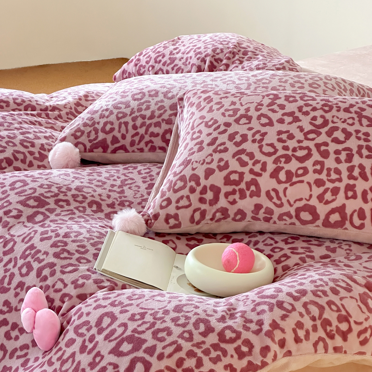 91家纺网 家纺一手货源 找家纺 桃子家居 2025新款A类ins豹纹立体蝴蝶结毛球工艺少女加厚牛奶绒四件套 绒毛球-豹纹蝴蝶结粉