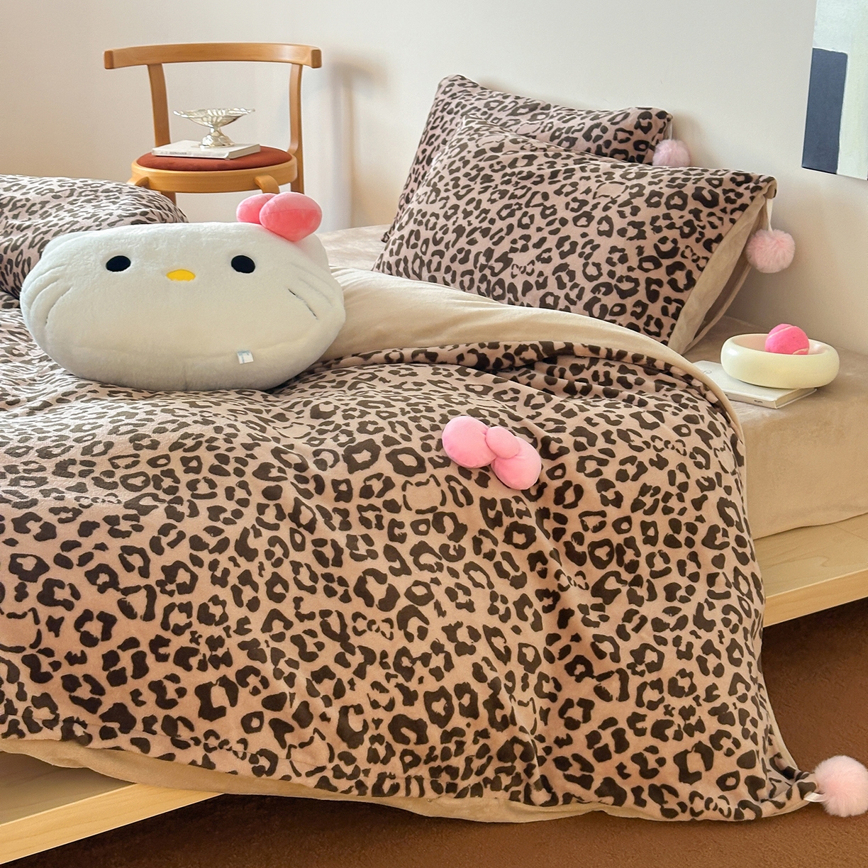 91家纺网 家纺一手货源 找家纺 桃子家居 2025新款A类ins豹纹立体蝴蝶结毛球工艺少女加厚牛奶绒四件套 绒毛球-豹纹蝴蝶结咖