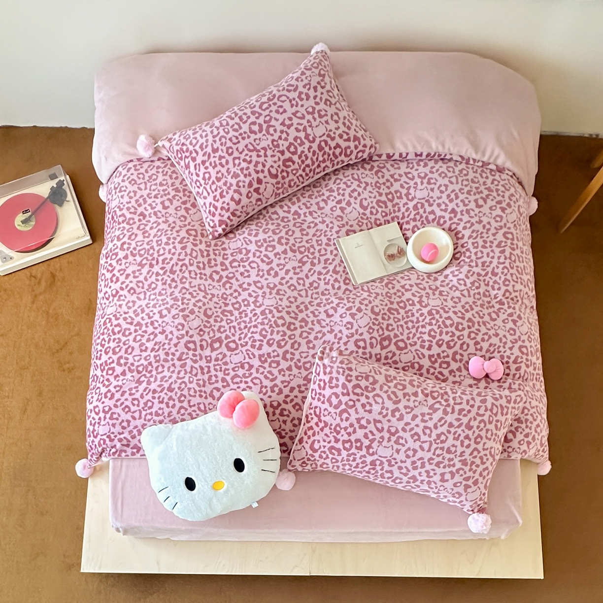 91家纺网 家纺一手货源 找家纺 桃子家居 2025新款A类ins豹纹立体蝴蝶结毛球工艺少女加厚牛奶绒四件套 绒毛球-豹纹蝴蝶结粉