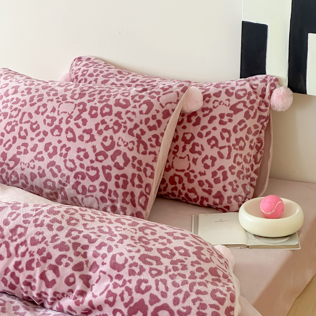 91家纺网 家纺一手货源 找家纺 桃子家居 2025新款A类ins豹纹立体蝴蝶结毛球工艺少女加厚牛奶绒四件套 绒毛球-豹纹蝴蝶结粉