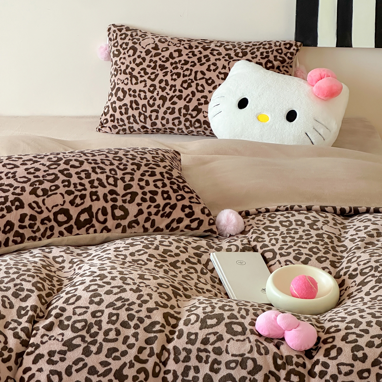 91家纺网 家纺一手货源 找家纺 桃子家居 2025新款A类ins豹纹立体蝴蝶结毛球工艺少女加厚牛奶绒四件套 绒毛球-豹纹蝴蝶结咖