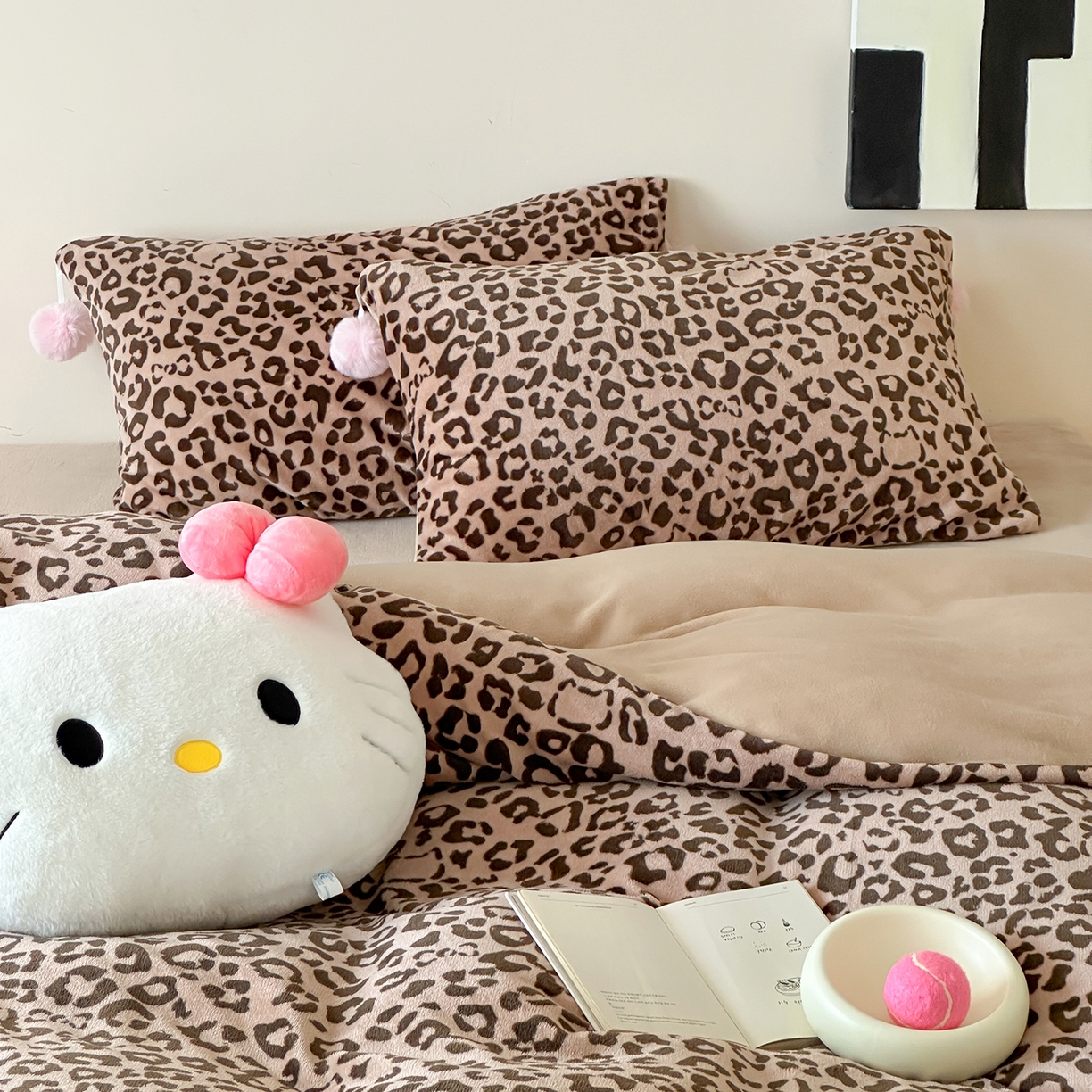 91家纺网 家纺一手货源 找家纺 桃子家居 2025新款A类ins豹纹立体蝴蝶结毛球工艺少女加厚牛奶绒四件套 绒毛球-豹纹蝴蝶结咖