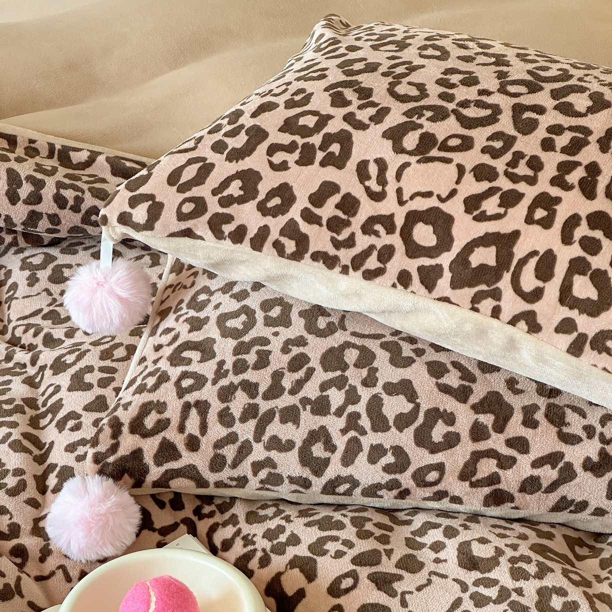 91家纺网 家纺一手货源 找家纺 桃子家居 2025新款A类ins豹纹立体蝴蝶结毛球工艺少女加厚牛奶绒四件套 绒毛球-豹纹蝴蝶结咖