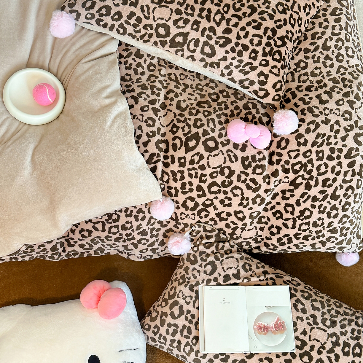 91家纺网 家纺一手货源 找家纺 桃子家居 2025新款A类ins豹纹立体蝴蝶结毛球工艺少女加厚牛奶绒四件套 绒毛球-豹纹蝴蝶结咖