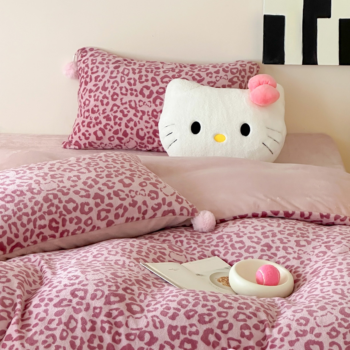 91家纺网 家纺一手货源 找家纺 桃子家居 2025新款A类ins豹纹立体蝴蝶结毛球工艺少女加厚牛奶绒四件套 绒毛球-豹纹蝴蝶结粉