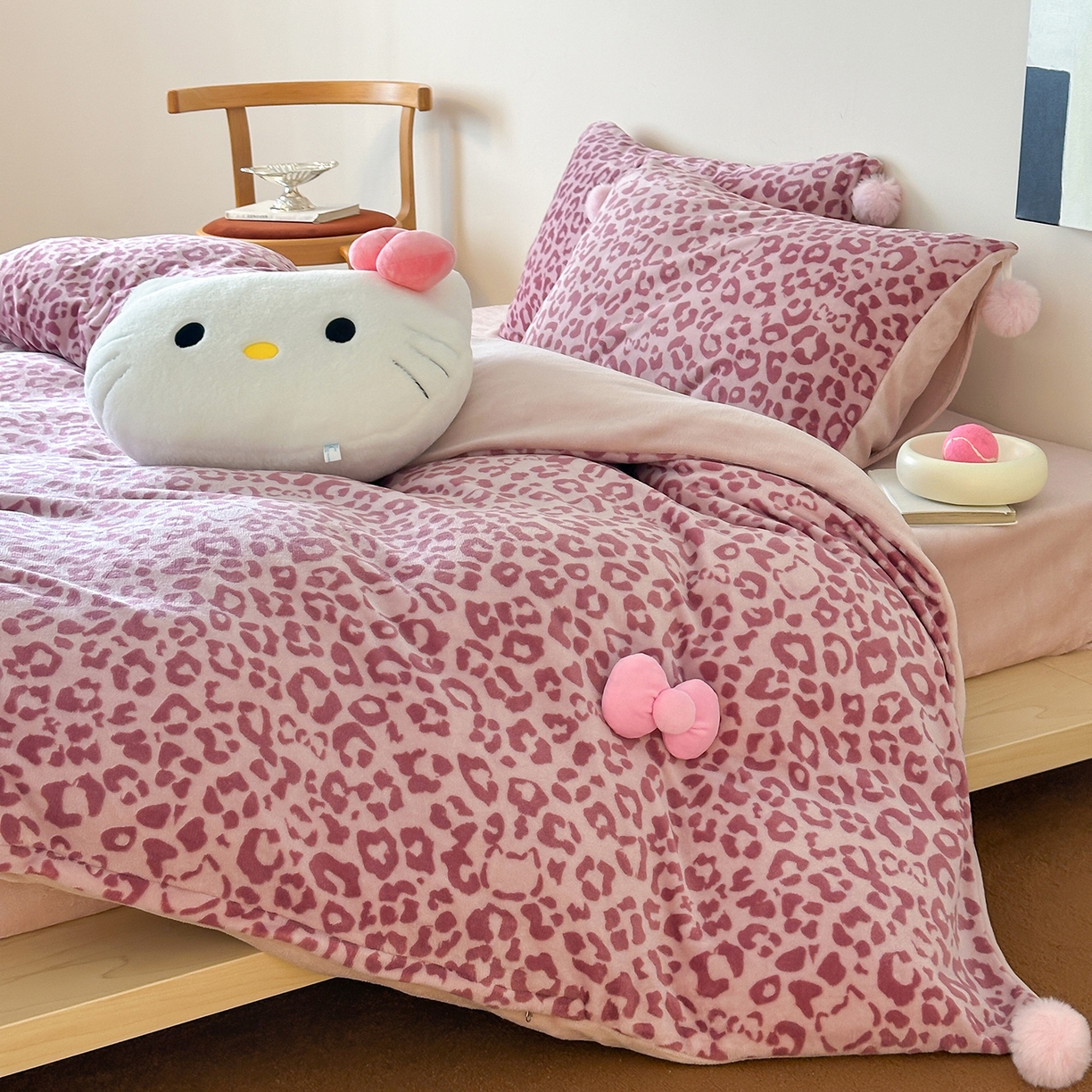 91家纺网 家纺一手货源 找家纺 桃子家居 2025新款A类ins豹纹立体蝴蝶结毛球工艺少女加厚牛奶绒四件套 绒毛球-豹纹蝴蝶结粉