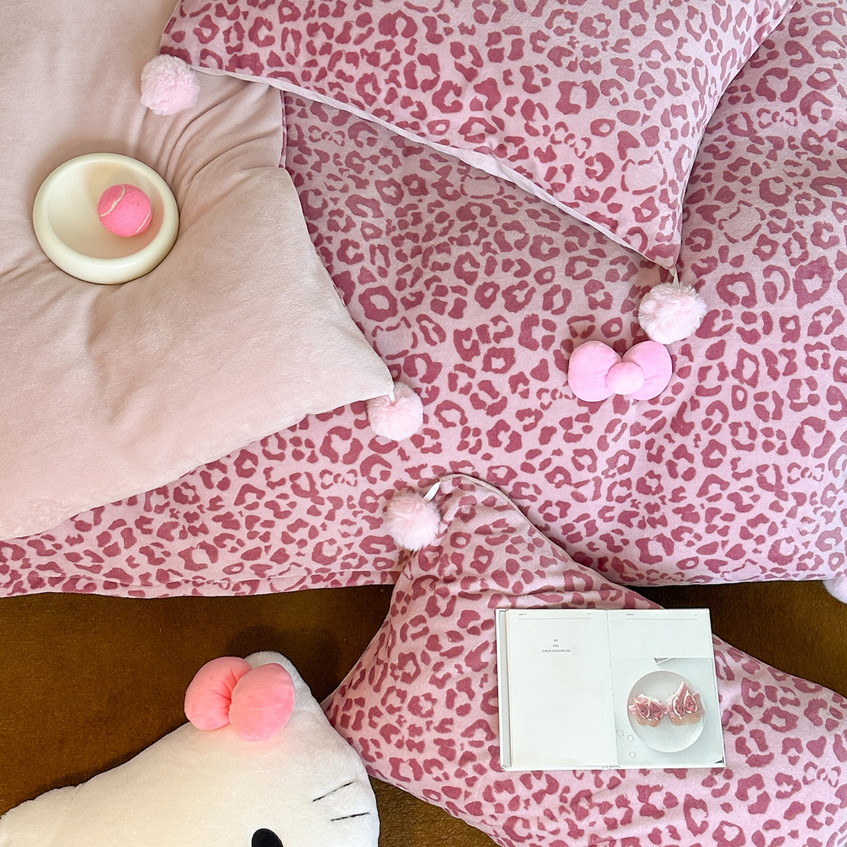 91家纺网 家纺一手货源 找家纺 桃子家居 2025新款A类ins豹纹立体蝴蝶结毛球工艺少女加厚牛奶绒四件套 绒毛球-豹纹蝴蝶结粉