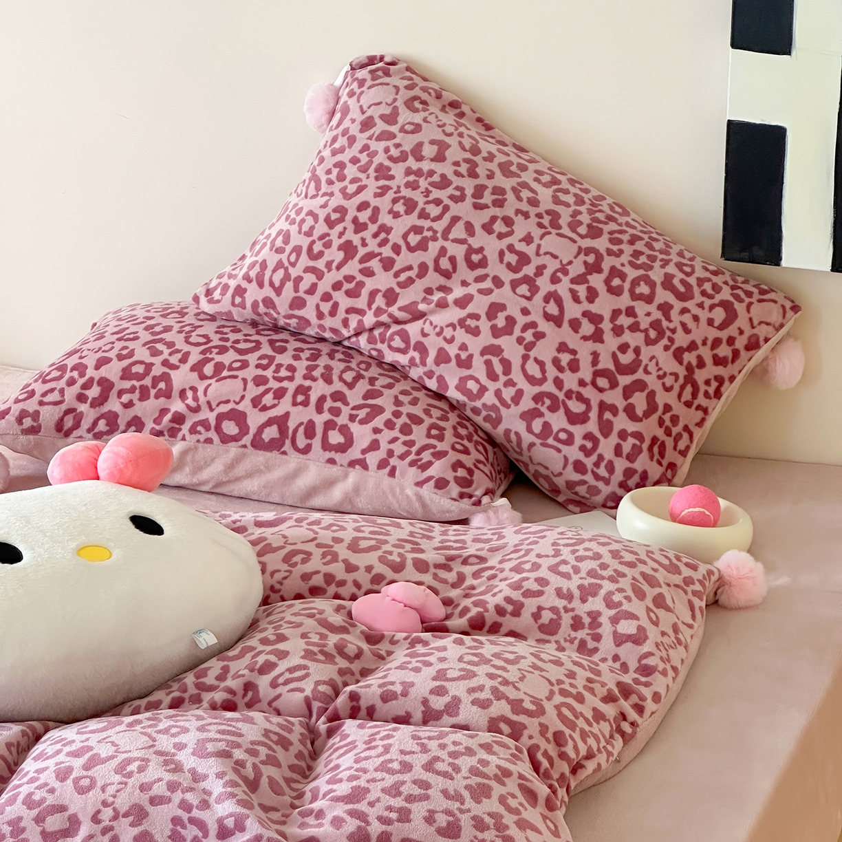 91家纺网 家纺一手货源 找家纺 桃子家居 2025新款A类ins豹纹立体蝴蝶结毛球工艺少女加厚牛奶绒四件套 绒毛球-豹纹蝴蝶结粉