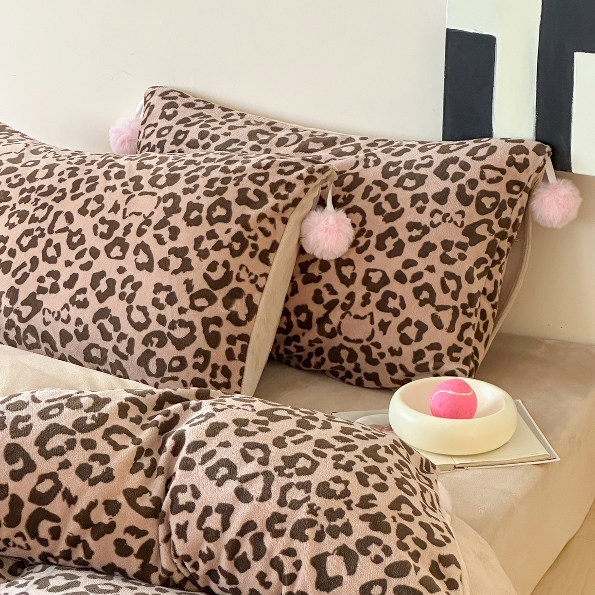 91家纺网 家纺一手货源 找家纺 桃子家居 2025新款A类ins豹纹立体蝴蝶结毛球工艺少女加厚牛奶绒四件套 绒毛球-豹纹蝴蝶结咖