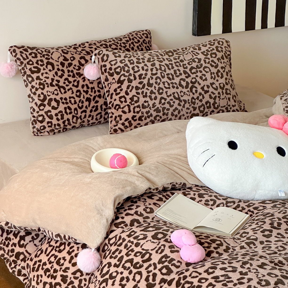 91家纺网 家纺一手货源 找家纺 桃子家居 2025新款A类ins豹纹立体蝴蝶结毛球工艺少女加厚牛奶绒四件套 绒毛球-豹纹蝴蝶结咖