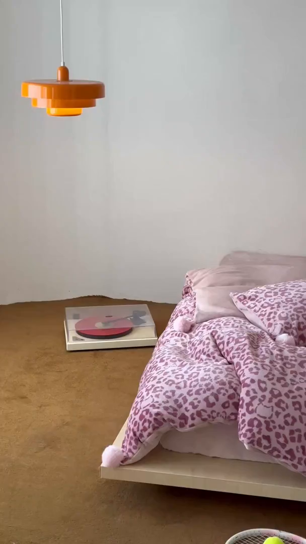 91家纺网 家纺一手货源 找家纺 桃子家居 2025新款A类ins豹纹立体蝴蝶结毛球工艺少女加厚牛奶绒四件套 绒毛球-豹纹蝴蝶结粉