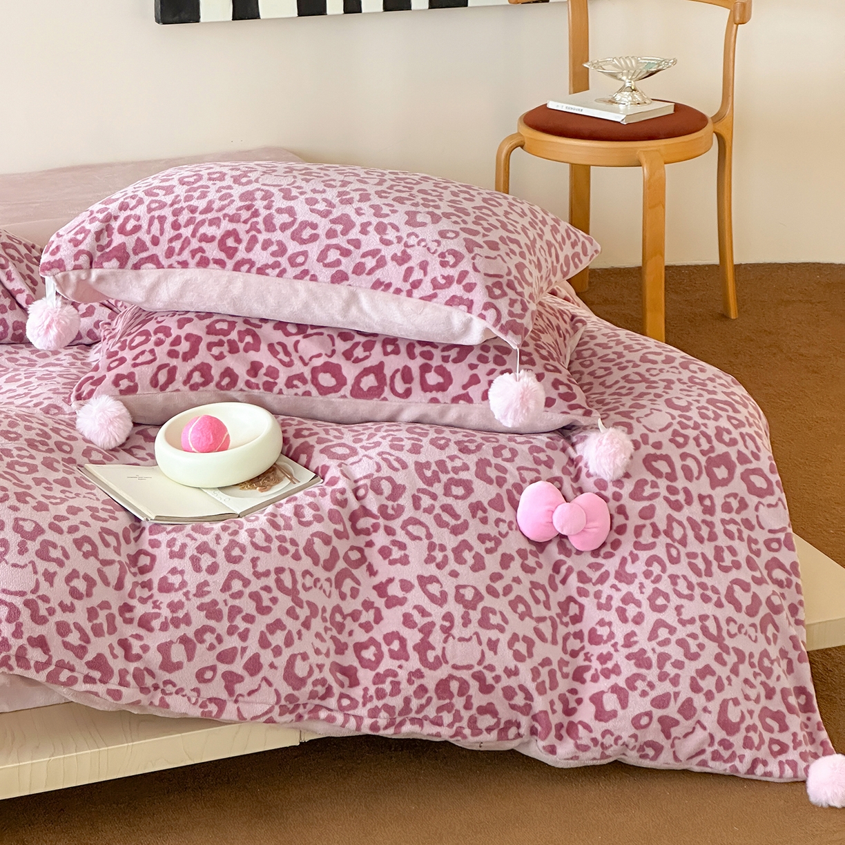 91家纺网 家纺一手货源 找家纺 （总）桃子家居 2025新款A类ins豹纹立体蝴蝶结毛球工艺少女加厚牛奶绒四件套