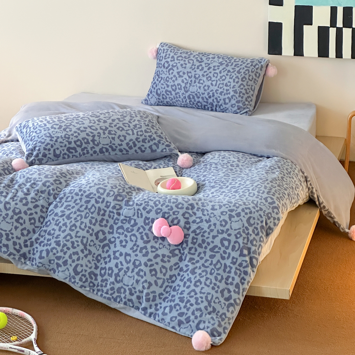 91家纺网 家纺一手货源 找家纺 桃子家居 2025新款A类ins豹纹立体蝴蝶结毛球工艺少女加厚牛奶绒四件套 绒毛球-豹纹蝴蝶结蓝