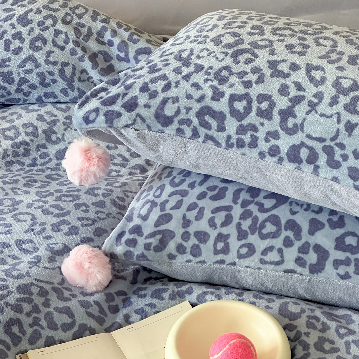 91家纺网 家纺一手货源 找家纺 桃子家居 2025新款A类ins豹纹立体蝴蝶结毛球工艺少女加厚牛奶绒四件套 绒毛球-豹纹蝴蝶结蓝