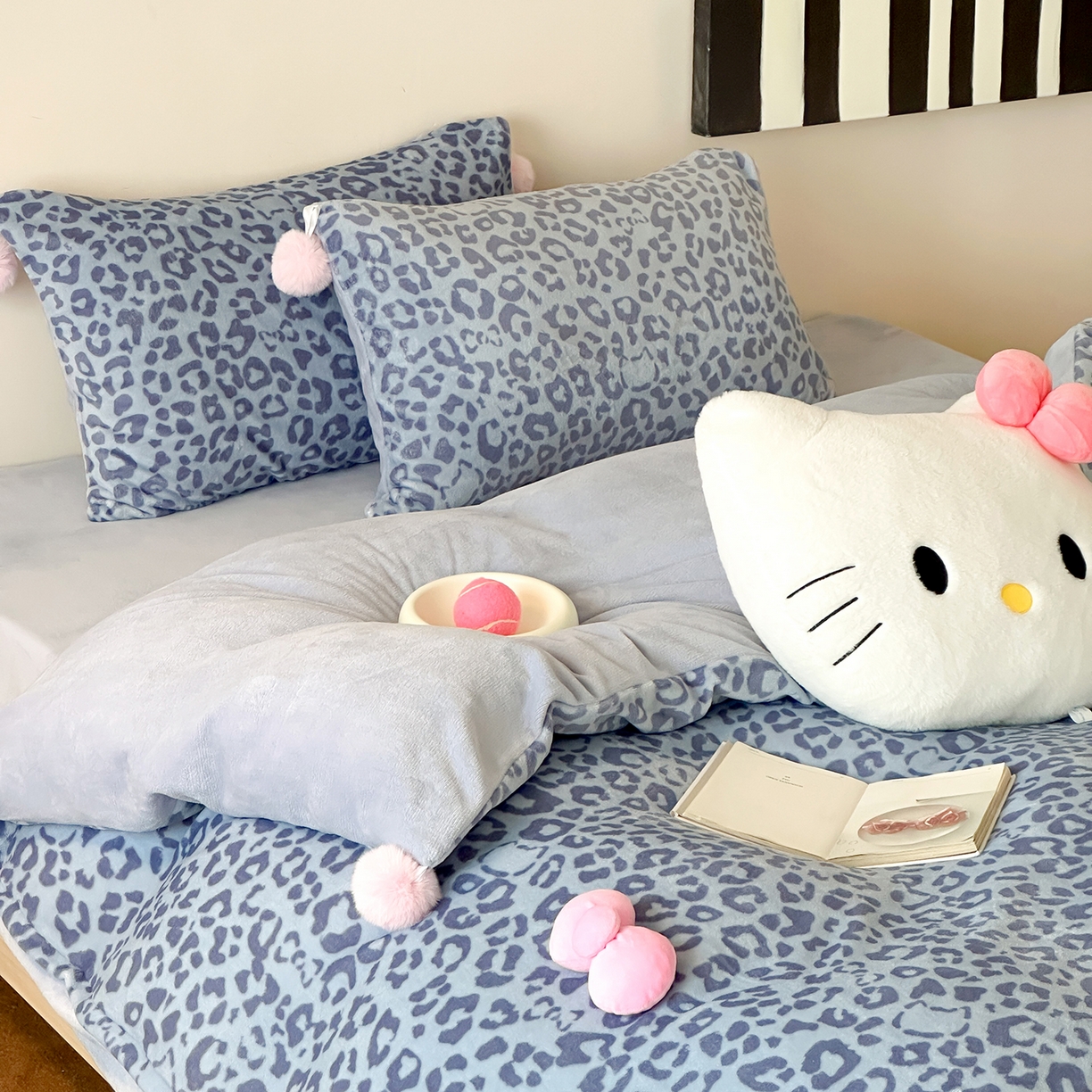 91家纺网 家纺一手货源 找家纺 桃子家居 2025新款A类ins豹纹立体蝴蝶结毛球工艺少女加厚牛奶绒四件套 绒毛球-豹纹蝴蝶结蓝