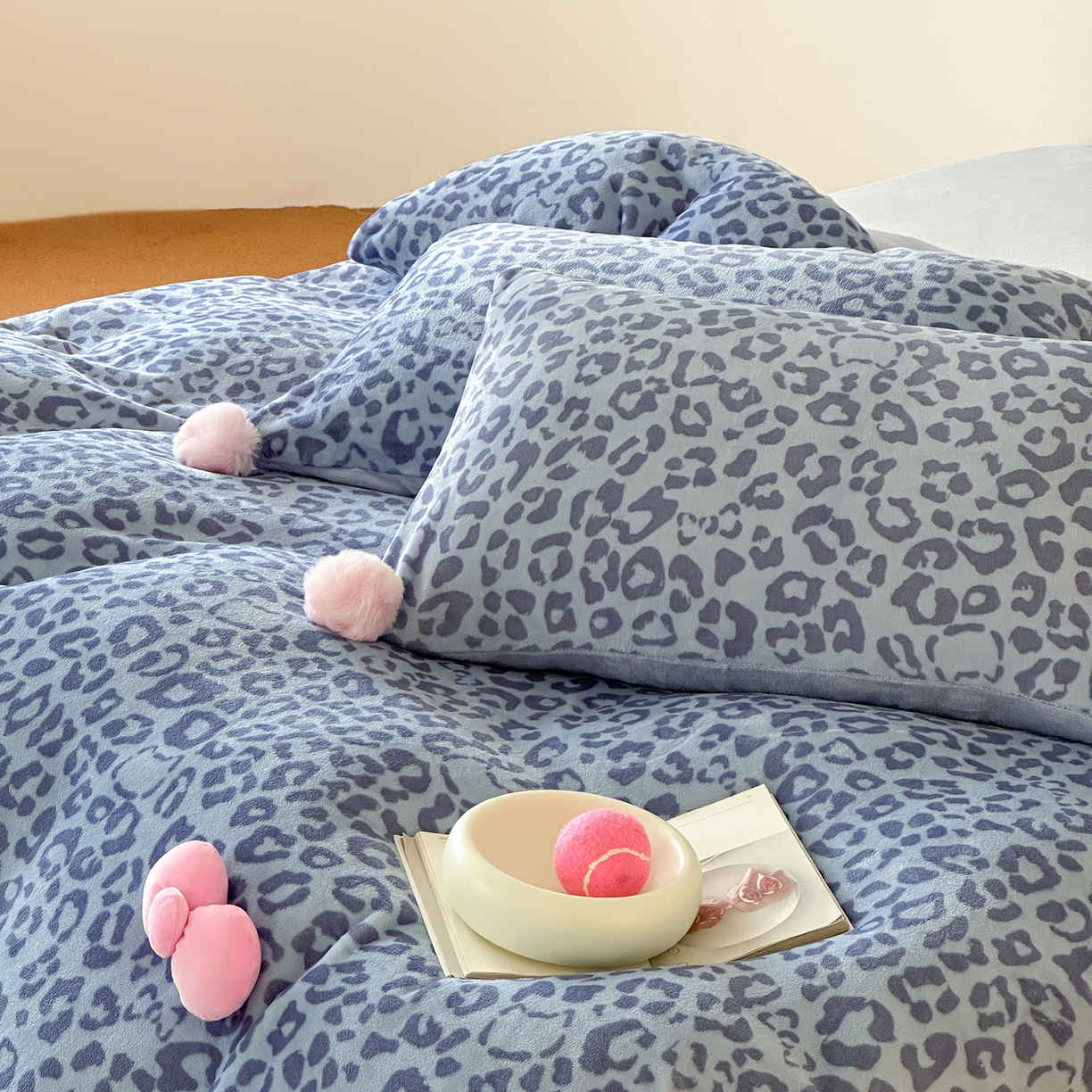91家纺网 家纺一手货源 找家纺 桃子家居 2025新款A类ins豹纹立体蝴蝶结毛球工艺少女加厚牛奶绒四件套 绒毛球-豹纹蝴蝶结蓝