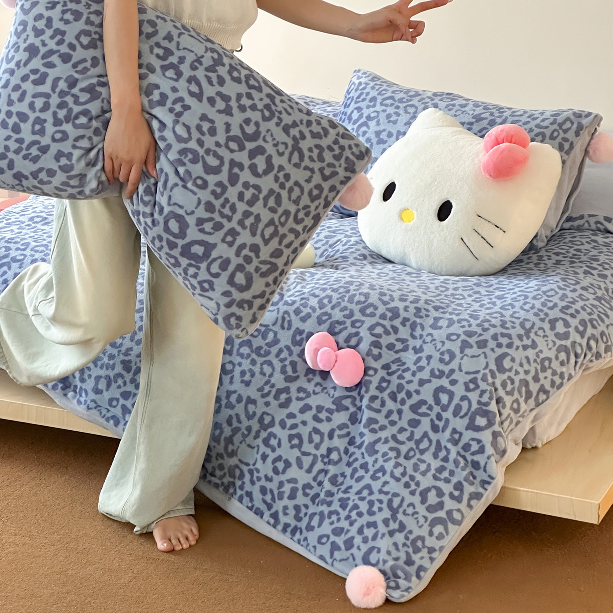 91家纺网 家纺一手货源 找家纺 桃子家居 2025新款A类ins豹纹立体蝴蝶结毛球工艺少女加厚牛奶绒四件套 绒毛球-豹纹蝴蝶结蓝