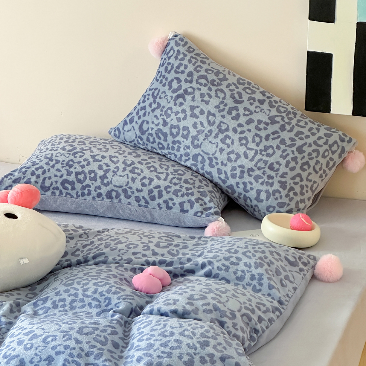 91家纺网 家纺一手货源 找家纺 桃子家居 2025新款A类ins豹纹立体蝴蝶结毛球工艺少女加厚牛奶绒四件套 绒毛球-豹纹蝴蝶结蓝