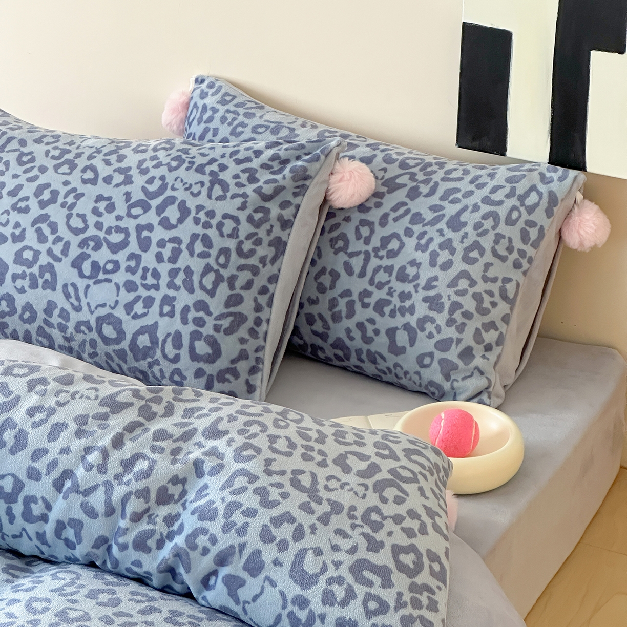 91家纺网 家纺一手货源 找家纺 桃子家居 2025新款A类ins豹纹立体蝴蝶结毛球工艺少女加厚牛奶绒四件套 绒毛球-豹纹蝴蝶结蓝