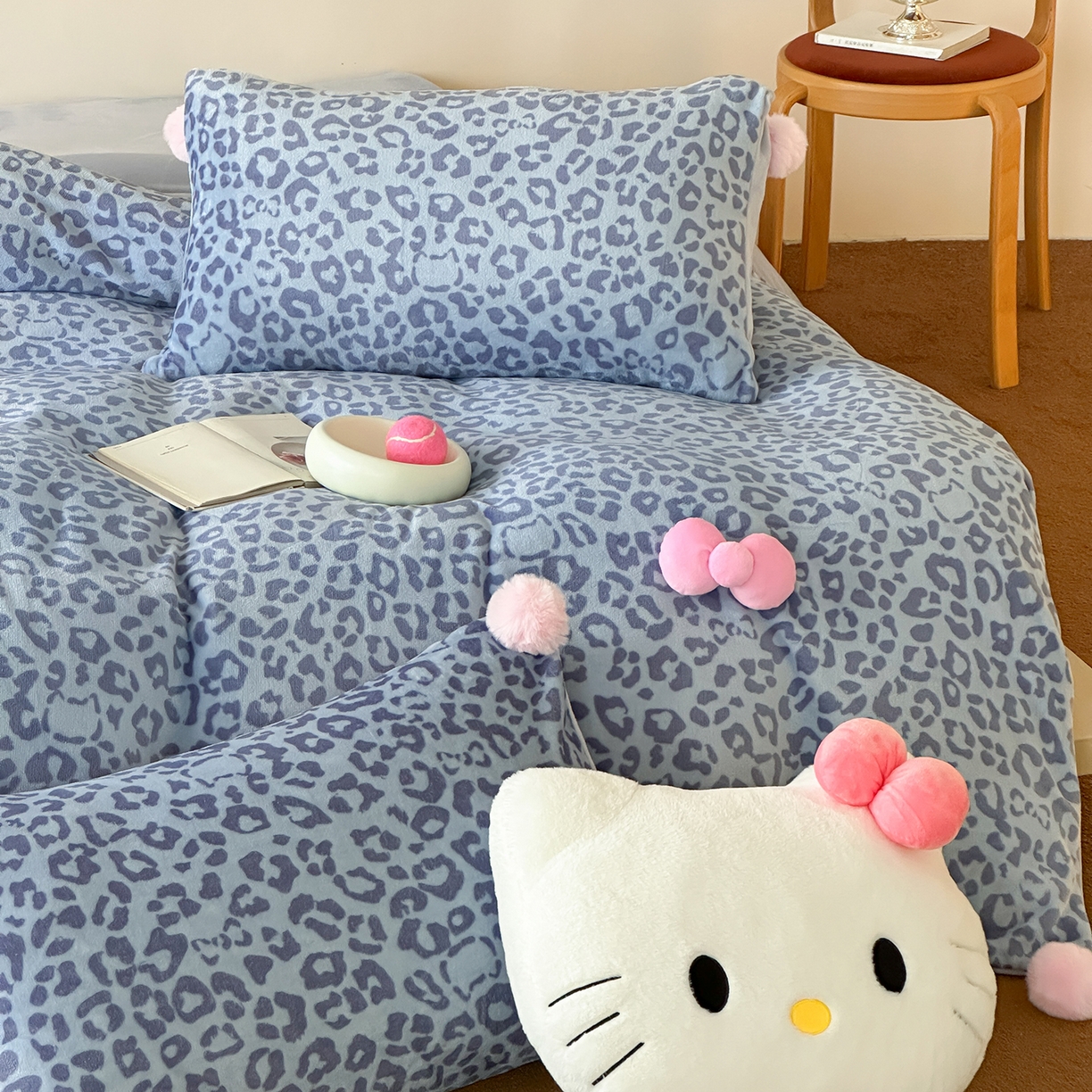 91家纺网 家纺一手货源 找家纺 桃子家居 2025新款A类ins豹纹立体蝴蝶结毛球工艺少女加厚牛奶绒四件套 绒毛球-豹纹蝴蝶结蓝