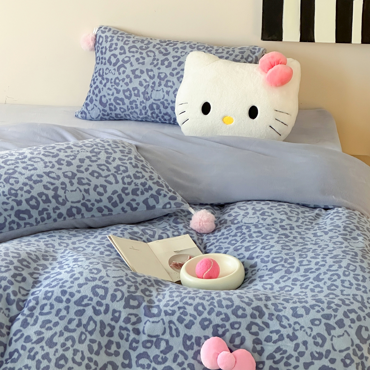 91家纺网 家纺一手货源 找家纺 桃子家居 2025新款A类ins豹纹立体蝴蝶结毛球工艺少女加厚牛奶绒四件套 绒毛球-豹纹蝴蝶结蓝