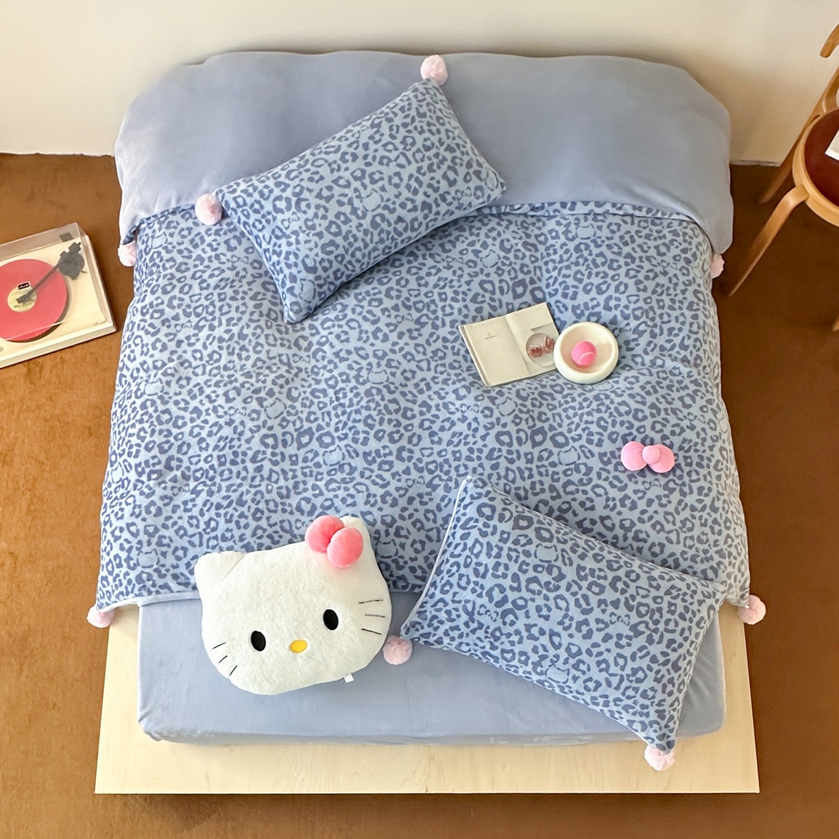 91家纺网 家纺一手货源 找家纺 桃子家居 2025新款A类ins豹纹立体蝴蝶结毛球工艺少女加厚牛奶绒四件套 绒毛球-豹纹蝴蝶结蓝