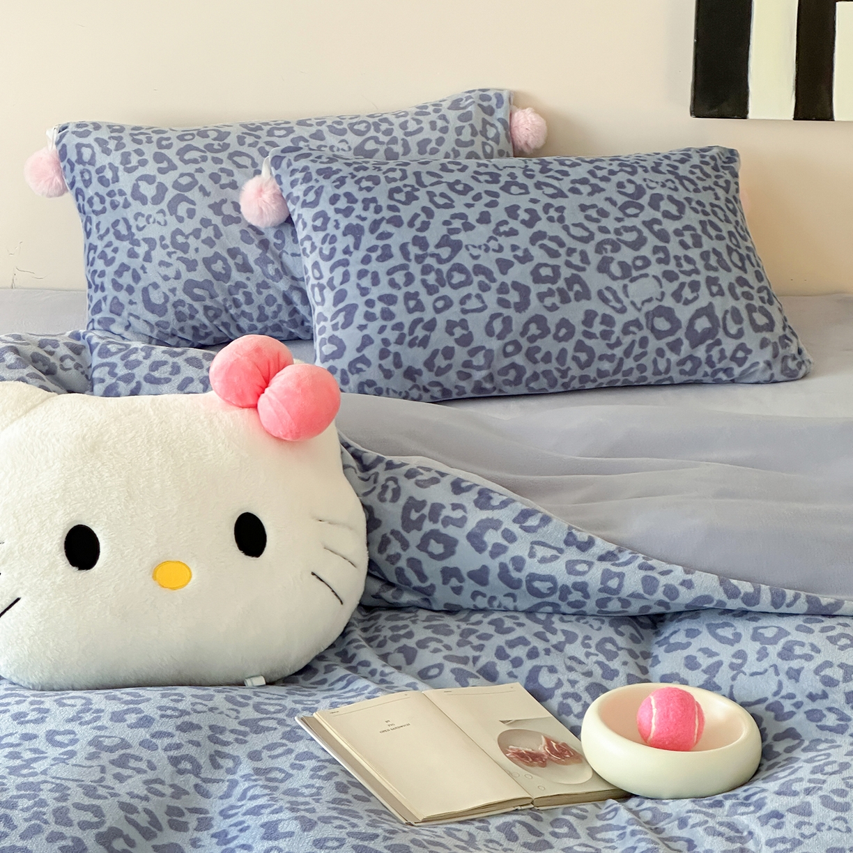 91家纺网 家纺一手货源 找家纺 桃子家居 2025新款A类ins豹纹立体蝴蝶结毛球工艺少女加厚牛奶绒四件套 绒毛球-豹纹蝴蝶结蓝