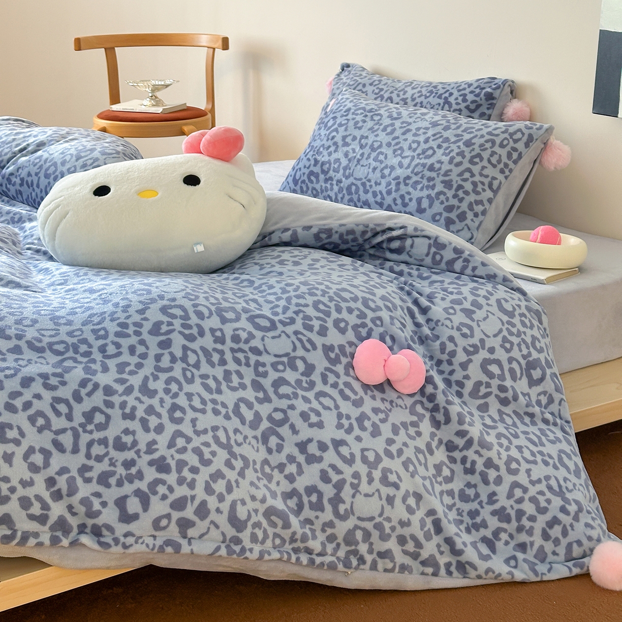 91家纺网 家纺一手货源 找家纺 桃子家居 2025新款A类ins豹纹立体蝴蝶结毛球工艺少女加厚牛奶绒四件套 绒毛球-豹纹蝴蝶结蓝