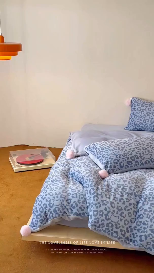 91家纺网 家纺一手货源 找家纺 桃子家居 2025新款A类ins豹纹立体蝴蝶结毛球工艺少女加厚牛奶绒四件套 绒毛球-豹纹蝴蝶结蓝